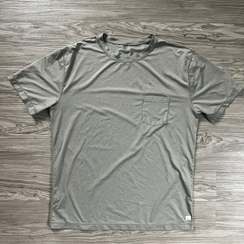 Vuori Tradewind Performance T-Shirt Mens Grey Heathered Pocket Tee Short Sleeve